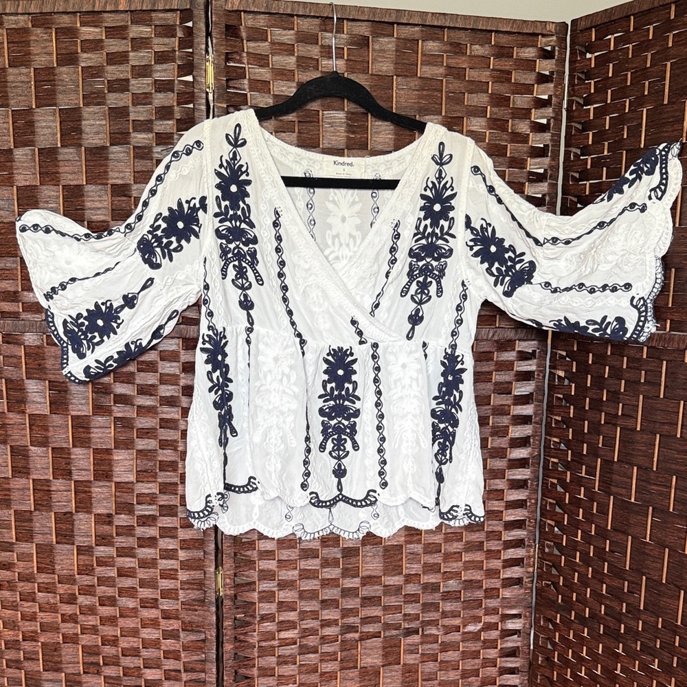Kindred Anthropologie Boho Navy Embroidered White Blouse sz small bell sleeves